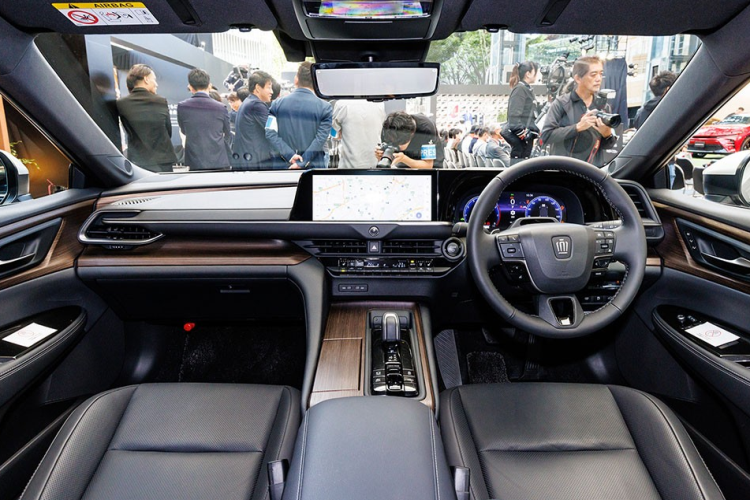 Tiếp theo đó là hốc gió trung tâm hẹp và khe gió giả nằm dọc ở hai góc cản trước. Chưa hết, Toyota Crown Sedan 2024 còn có những đường dập gân nổi bật trên nắp ca-pô và sườn xe, tạo cảm giác thể thao. Tùy theo phiên bản, xe sẽ được trang bị vành la-zăng có đường kính 19 inch hoặc 20 inch.