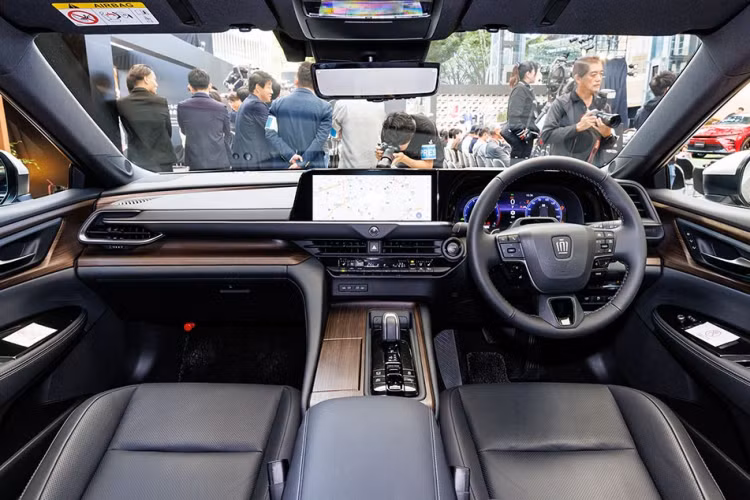 Tiếp theo đó là hốc gió trung tâm hẹp và khe gió giả nằm dọc ở hai góc cản trước. Chưa hết, Toyota Crown Sedan 2024 còn có những đường dập gân nổi bật trên nắp ca-pô và sườn xe, tạo cảm giác thể thao. Tùy theo phiên bản, xe sẽ được trang bị vành la-zăng có đường kính 19 inch hoặc 20 inch.