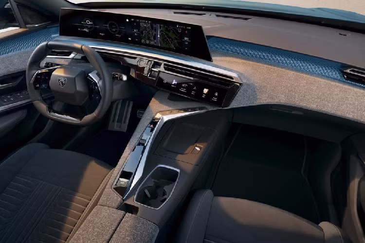 Trước mặt người lái vẫn xuất hiện vô lăng nhỏ gọn với thiết kế 2 chấu và vát 2 đầu. Trên vô lăng còn có thêm dãy nút cảm ứng mới tính năng nhấn bằng xúc giác nhằm ngăn những thao tác ngoài ý muốn. Đằng sau vô lăng, hãng Peugeot bố trí thêm 2 cần gạt mới được miêu tả là "gọn gàng và thanh lịch". Chưa dừng ở đó, Peugeot 3008 2024 còn được bổ sung cụm điều khiển trung tâm có thiết kế hiện đại và đậm chất tương lai hơn so với thế hệ cũ.