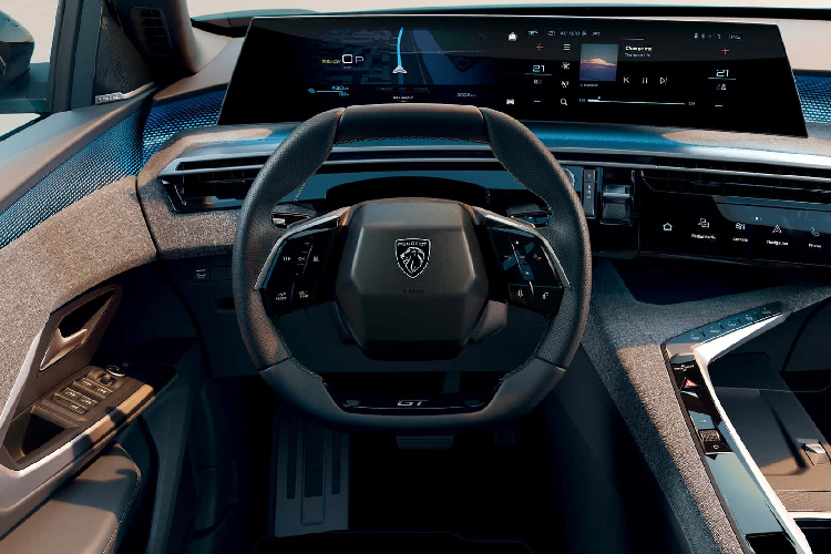 Thêm vào đó là hệ thống đèn viền 8 màu và chất liệu nỉ chất lượng cao hơn, tạo cảm giác sang trọng hơn cho nội thất. Điều này cũng đồng thời thể hiện động thái muốn tiến lên phân khúc thị trường cao hơn của thương hiệu Pháp.