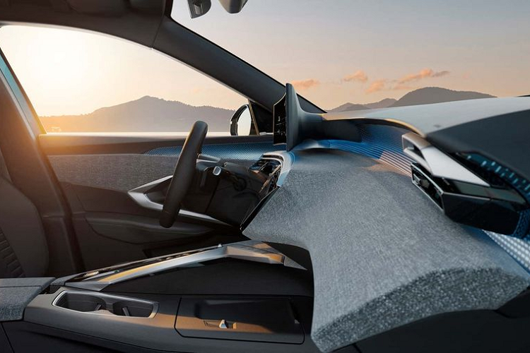 Peugeot E-3008 là mẫu xe đầu tiên được phát triển dựa trên cơ sở gầm bệ STLA Medium hoàn toàn mới, thay cho loại EMP2 được sử dụng rộng rãi trên hầu hết các mẫu SUV cỡ trung và cỡ nhỏ thuộc tập đoàn Stellantis. Hãng xe Pháp xác nhận rằng E-3008 sẽ có 3 tùy chọn động cơ điện với quãng đường di chuyển tối đa ước tính 700 km.