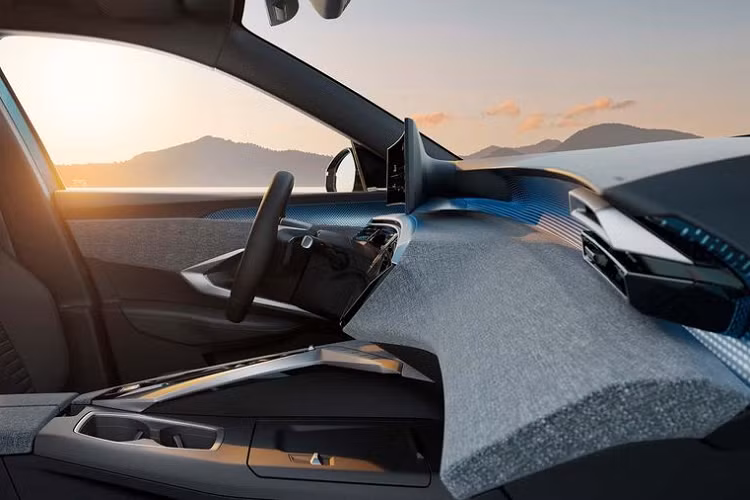 Peugeot E-3008 là mẫu xe đầu tiên được phát triển dựa trên cơ sở gầm bệ STLA Medium hoàn toàn mới, thay cho loại EMP2 được sử dụng rộng rãi trên hầu hết các mẫu SUV cỡ trung và cỡ nhỏ thuộc tập đoàn Stellantis. Hãng xe Pháp xác nhận rằng E-3008 sẽ có 3 tùy chọn động cơ điện với quãng đường di chuyển tối đa ước tính 700 km.