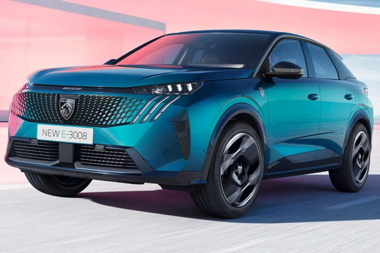 Mẫu SUV Peugeot E-3008 thuần điện cỡ trung mới được thiết kế theo kiểu dáng SUV-fastback với phần nóc xe được vuốt cong xuống khu vực cửa cốp, giúp cải thiện tính khí động học. Trong khi đó, cụm đèn hậu được đặt khá cao và vẫn có đồ họa ba móng vuốt sư tử đặc trưng.