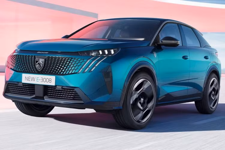 Mẫu SUV Peugeot E-3008 thuần điện cỡ trung mới được thiết kế theo kiểu dáng SUV-fastback với phần nóc xe được vuốt cong xuống khu vực cửa cốp, giúp cải thiện tính khí động học. Trong khi đó, cụm đèn hậu được đặt khá cao và vẫn có đồ họa ba móng vuốt sư tử đặc trưng.