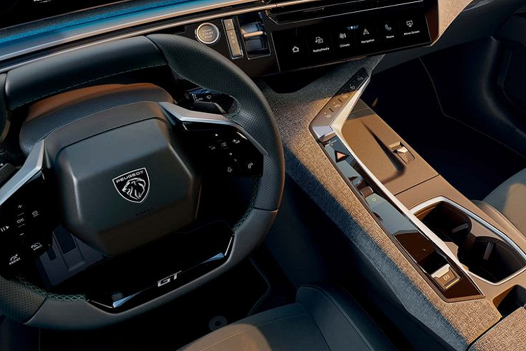 Peugeot cho biết E-3008 là mẫu xe đầu tiên được áp dụng nội thất i-Cockpit thế hệ mới. Trước mặt người lái là cụm màn hình cong 21 inch đặt nổi trên mặt táp-lô, tích hợp bảng đồng hồ kỹ thuật số, màn hình cảm ứng trung tâm. Đây là mẫu xe thương mại đầu tiên của thương hiệu Pháp có trang bị này. Ngoài ra, E-3008 còn có một bảng màn hình nhỏ nhắn với tên gọi là i-Toggles, dùng để điều chỉnh điều hòa và bật/tắt một số tính năng trên xe.