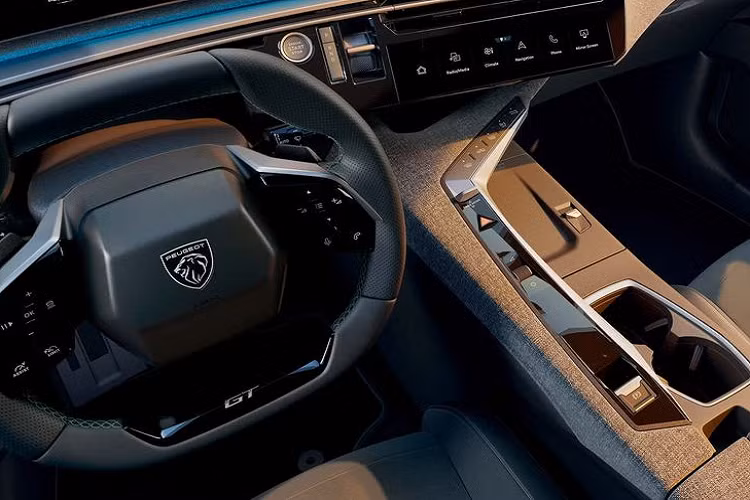 Peugeot cho biết E-3008 là mẫu xe đầu tiên được áp dụng nội thất i-Cockpit thế hệ mới. Trước mặt người lái là cụm màn hình cong 21 inch đặt nổi trên mặt táp-lô, tích hợp bảng đồng hồ kỹ thuật số, màn hình cảm ứng trung tâm. Đây là mẫu xe thương mại đầu tiên của thương hiệu Pháp có trang bị này. Ngoài ra, E-3008 còn có một bảng màn hình nhỏ nhắn với tên gọi là i-Toggles, dùng để điều chỉnh điều hòa và bật/tắt một số tính năng trên xe.