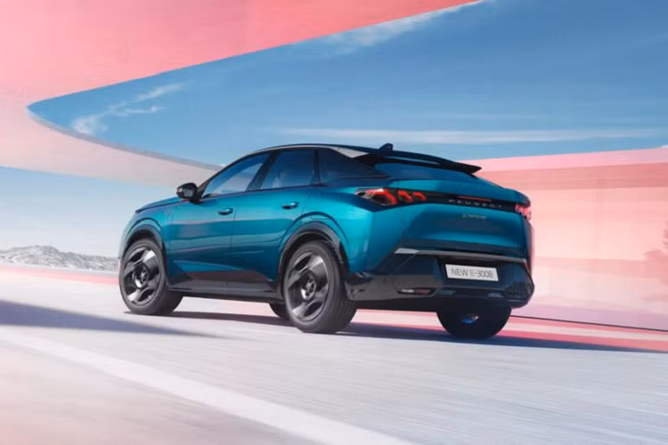 Xe sẽ được sản xuất tại nhà máy Sochaux ở Pháp. Mức giá xe Peugeot E-3008 2024 thuần điện này vẫn chưa được công bố, nhưng chắc chắn sẽ cao hơn so với 3008. Theo kế hoạch, Peugeot sẽ hoàn thiện dải sản phẩm điện hóa của mình vào năm 2025, trước khi chính thức chuyển đổi thành hãng xe điện vào năm 2030.