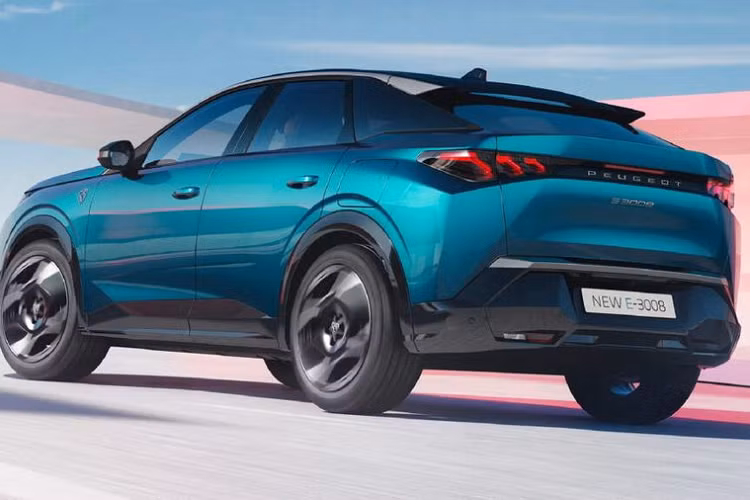 Một điểm nhấn khác là cánh lướt gió dạng tai mèo được tích hợp lên cửa cốp, giúp E-3008 vận hành ổn định trên dải tốc độ cao đồng thời mang đến ngoại hình thể thao hơn cho chiếc SUV chạy điện này.