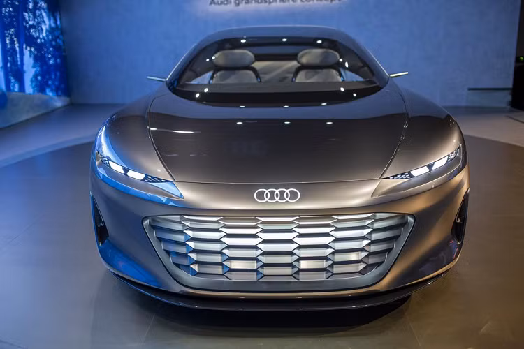 Lưới tản nhiệt của Audi Grandsphere Concept vẫn là dạng khung đơn đi kèm các họa tiết hình lục giác mang tính truyền thống của Audi nhưng đèn pha công nghệ LED được thiết kế mỏng và sắc cạnh tương tự “người anh em” Skysphere.