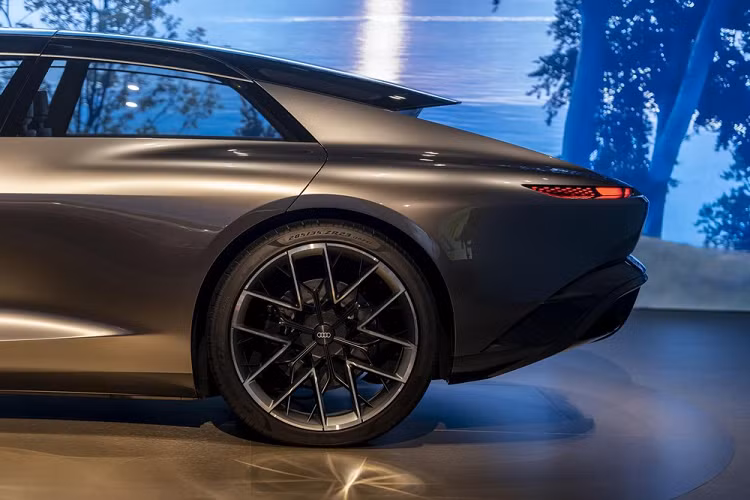 Audi Grandsphere Concept được trang bị vành hợp kim 23 inch lấy cảm hứng từ người đàn anh Audi Avus Quattro nhưng cách điệu hơn, mang đến vẻ đẹp hiện đại hơn. Cụm đèn hậu LED với họa tiết điểm 3D độc đáo đi kèm logo Audi phát sáng tạo điểm nhấn khi nhìn từ phía sau cho Audi Grandsphere Concept.