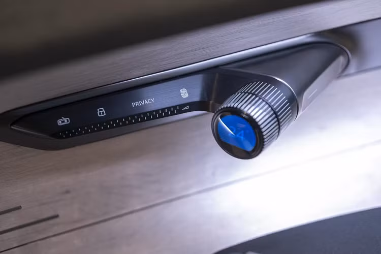 Các tính năng của Audi Grandsphere Concept đều sử dụng cảm ứng hoặc công nghệ nhận diện chuyển động để thực thi tác vụ. Audi Grandsphere Concept được trang bị 2 motor điện trước/sau nhờ đó có thể sản sinh công suất 720 mã lực và mô-men xoắn 960 Nm. Điều này giúp xe có khả năng tăng tốc 0-100 km/h trong 4 giây.