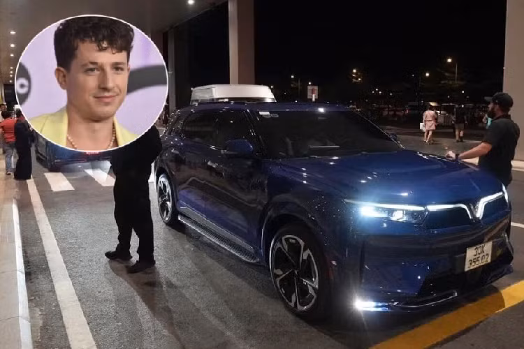 Sau khi làm thủ tục nhập cảnh, nam ca sĩ người Mỹ xuất hiện ở cổng ra sân bay Cam Ranh với dáng vẻ điển trai, năng động. Đón Charlie Puth là Vinfast VF9 chạy điện, với sự nhiệt tình của người hâm mộ và sự hiếu khách của Việt Nam, Charlie Puth tỏ ra vô cùng hào hứng.