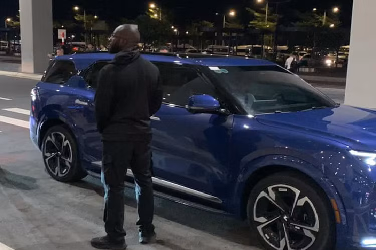 Sau khi đến bến tàu cao tốc ở thành phố Nha Trang sang đảo Hòn Tre, nam ca sĩ lại được một chiếc VinFast VF9 màu đỏ đợi sẵn đưa về nơi khu nghỉ ngơi biệt lập. 