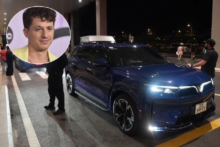 Sau khi làm thủ tục nhập cảnh, nam ca sĩ người Mỹ xuất hiện ở cổng ra sân bay Cam Ranh với dáng vẻ điển trai, năng động. Đón Charlie Puth là Vinfast VF9 chạy điện, với sự nhiệt tình của người hâm mộ và sự hiếu khách của Việt Nam, Charlie Puth tỏ ra vô cùng hào hứng.