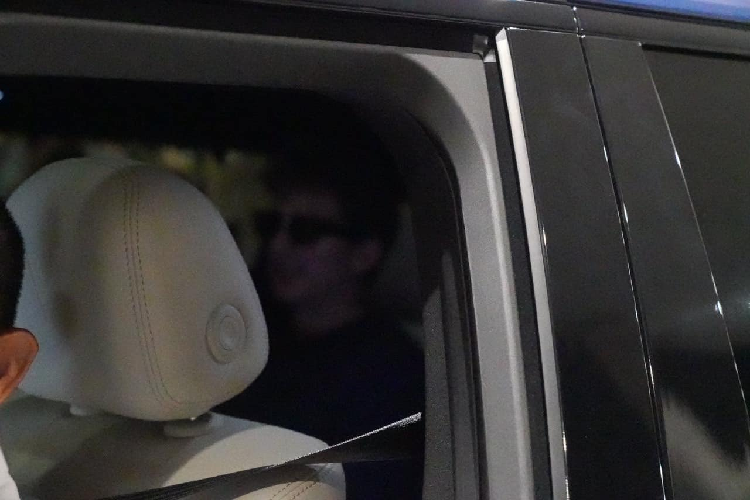 Chiếc SUV điện Vinfast VF9 chuyên chở Charlie Puth mang vẻ ngoài khoẻ khoắn, sang trọng với khoang nội thất rộng, giúp nam ca sĩ có thể nghỉ ngơi sau hành trình dài di chuyển.