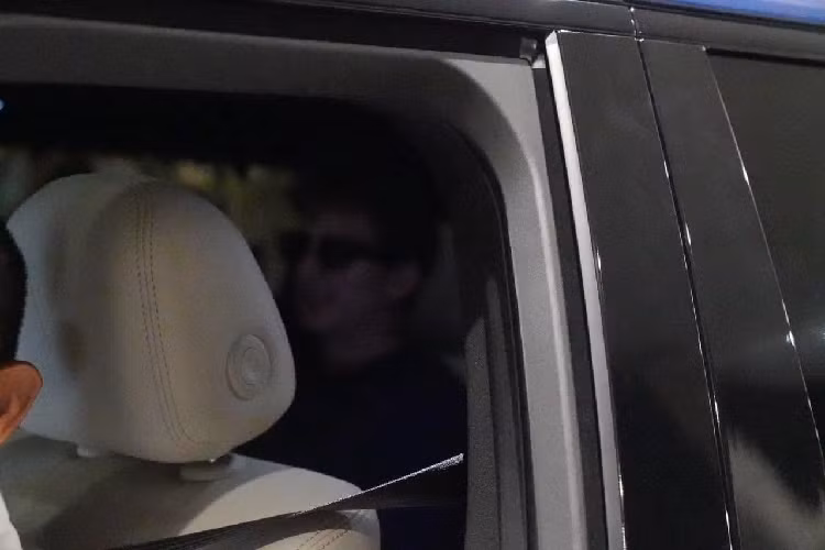 Chiếc SUV điện Vinfast VF9 chuyên chở Charlie Puth mang vẻ ngoài khoẻ khoắn, sang trọng với khoang nội thất rộng, giúp nam ca sĩ có thể nghỉ ngơi sau hành trình dài di chuyển.