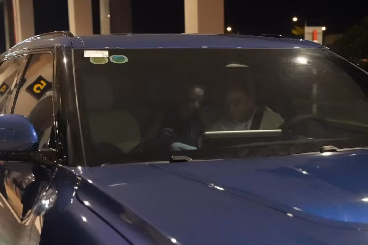 Chiếc SUV điện Vinfast VF9 đặc biệt chuyên chở siêu sao ca nhạc tỷ view này cũng được trang bị cửa kính dán đen, đảm bảo sự riêng tư cho người ngồi bên trong.