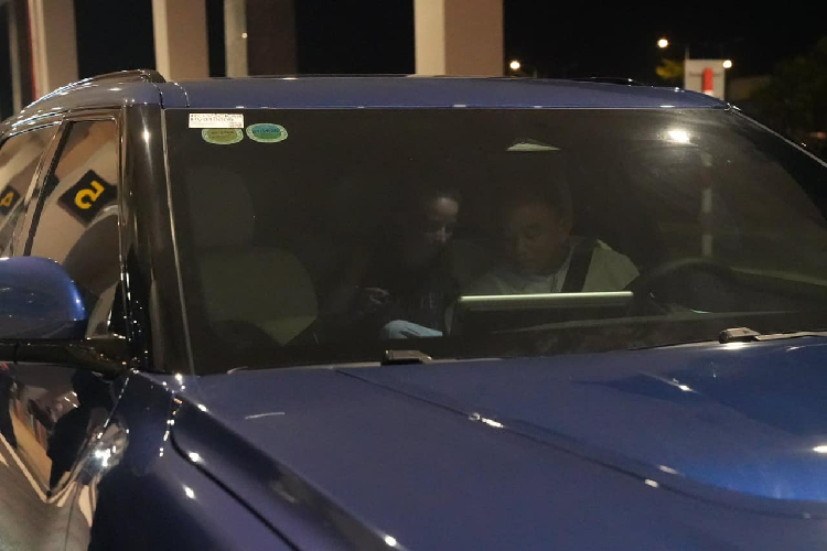 Chiếc SUV điện Vinfast VF9 đặc biệt chuyên chở siêu sao ca nhạc tỷ view này cũng được trang bị cửa kính dán đen, đảm bảo sự riêng tư cho người ngồi bên trong.