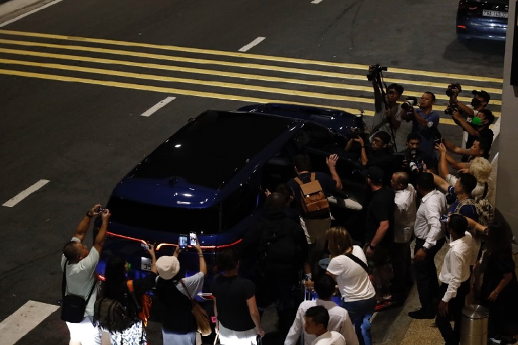 “Hộ tống” nam ca sĩ tỷ view này là dàn SUV điện VinFast VF9 Plus màu xanh dương với cấu hình 6 chỗ ngồi.