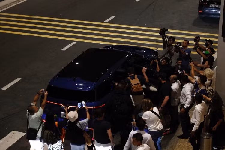 “Hộ tống” nam ca sĩ tỷ view này là dàn SUV điện VinFast VF9 Plus màu xanh dương với cấu hình 6 chỗ ngồi.