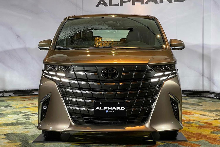 Giống như thế hệ tiền nhiệm, ở thế hệ mới này, cửa bên cũng sẽ là dạng cửa lùa chỉnh điện. Xe được trang bị bộ mâm có kích thước từ 17 - 19 inch, tùy phiên bản. Đây cũng là lần đầu tiên, xe sẽ có vành hợp kim nhôm 19 inch. Phía đuôi xe Toyota Alphard 2024 nổi bật với cụm đèn hậu nằm ngang dùng công nghệ OLED mới.