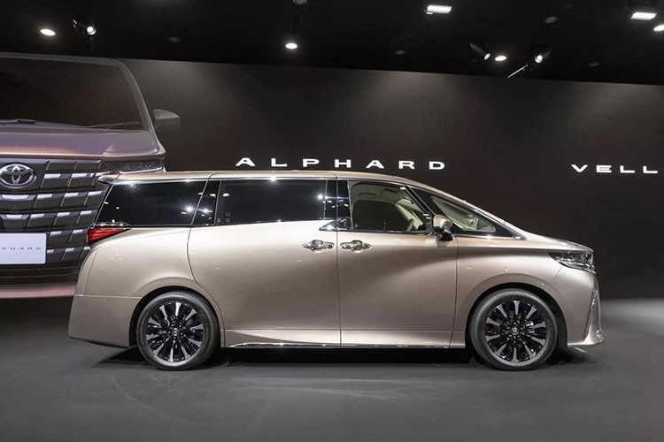 Thế hệ cũ của Toyota Alphard tại Việt Nam vẫn đang được niêm yết chính hãng với giá 4,37 tỷ đồng. Toyota Alphard 2024 mới được phát triển dựa trên cơ sở gầm bệ TNGA-K, xe có số đo dài x rộng x cao lần lượt là 4.995 x 1.850 x 1.935 - 1.945 mm (tùy phiên bản) và chiều dài cơ sở 3.000 mm. Kích thước này được gia tăng đáng kể so với thế hệ cũ.