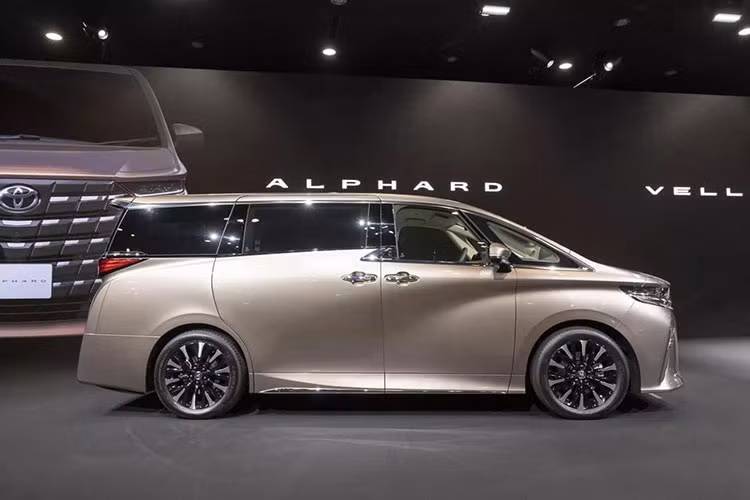 Thế hệ cũ của Toyota Alphard tại Việt Nam vẫn đang được niêm yết chính hãng với giá 4,37 tỷ đồng. Toyota Alphard 2024 mới được phát triển dựa trên cơ sở gầm bệ TNGA-K, xe có số đo dài x rộng x cao lần lượt là 4.995 x 1.850 x 1.935 - 1.945 mm (tùy phiên bản) và chiều dài cơ sở 3.000 mm. Kích thước này được gia tăng đáng kể so với thế hệ cũ.