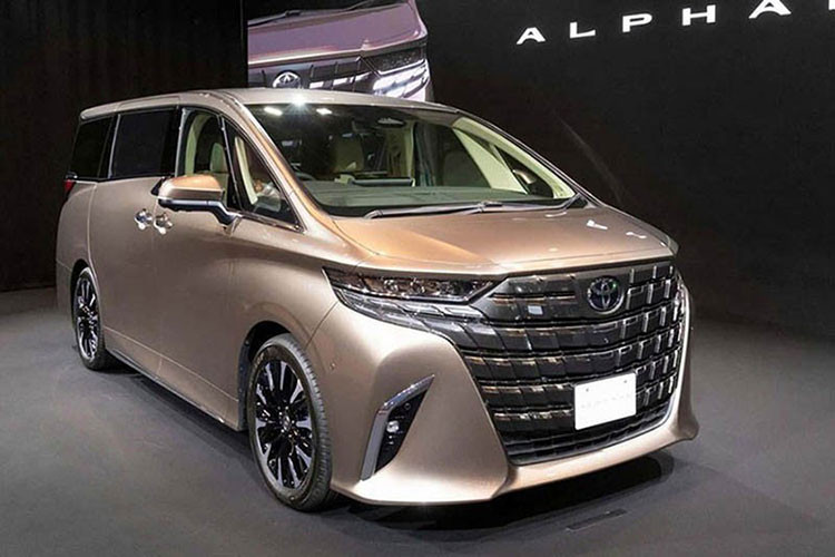 Theo đó, chiếc MPV hạng sang Toyota Alphard 2024 mới được các đại lý tư nhân chào bán với giá dao động khoảng 4 - 5 tỷ đồng. Khách hàng mua xe chỉ cần cọc trước từ 200 - 300 triệu đồng và được hứa hẹn giao xe vào cuối năm nay. Hiện tại, Toyota vẫn chưa công bố thông tin sẽ phân phối chính hãng Alphard 2024.