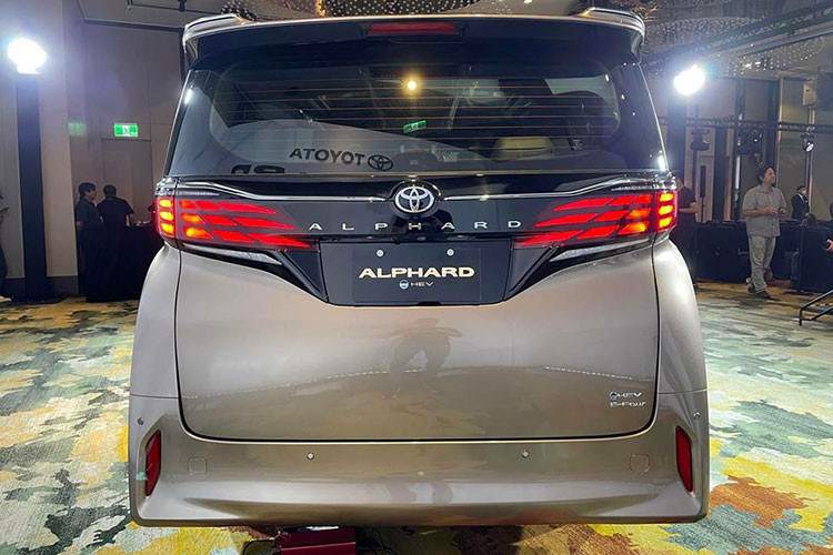 Cụm đèn pha của xe có thiết kế khá hẹp, nằm phía trên đèn LED định vị ban ngày và được trang bị công nghệ đèn chiếu xa thích ứng AHS. Thân xe được thiết kế nhiều đường gân dập nổi đan xen tạo hình tia sét. Trong đó, có một đường gân kéo dài từ cột B đến đuôi xe, được thiết kế dốc dần xuống, đường chân kính cũng được làm nổi bật bằng nẹp mạ crom.