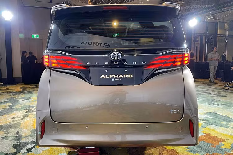 Cụm đèn pha của xe có thiết kế khá hẹp, nằm phía trên đèn LED định vị ban ngày và được trang bị công nghệ đèn chiếu xa thích ứng AHS. Thân xe được thiết kế nhiều đường gân dập nổi đan xen tạo hình tia sét. Trong đó, có một đường gân kéo dài từ cột B đến đuôi xe, được thiết kế dốc dần xuống, đường chân kính cũng được làm nổi bật bằng nẹp mạ crom.