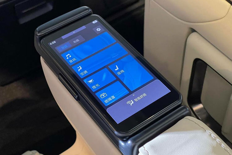 Bên trong Toyota Alphard 2024 thế hệ mới được thiết kế gọn gàng, tối giản với ít nút bấm bởi tất cả được tích hợp trên màn hình cảm ứng trung tâm. Xe cũng có cần số mới, cụm điều khiển trung tâm còn có phanh tay điện tử và tính năng tự động giữ phanh tạm thời.