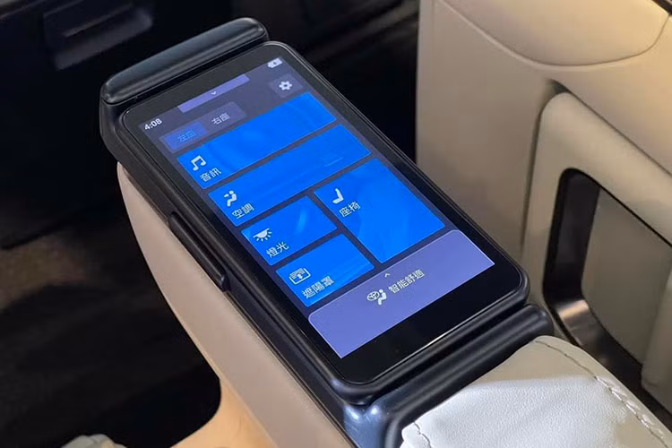 Bên trong Toyota Alphard 2024 thế hệ mới được thiết kế gọn gàng, tối giản với ít nút bấm bởi tất cả được tích hợp trên màn hình cảm ứng trung tâm. Xe cũng có cần số mới, cụm điều khiển trung tâm còn có phanh tay điện tử và tính năng tự động giữ phanh tạm thời.