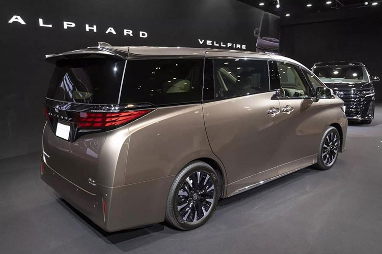 Dự đoán, Toyota Alphard 2024 về Việt Nam sẽ không khác nhiều so với phiên bản quốc tế. Về ngoại hình, xe sở hữu cụm lưới tản nhiệt cỡ lớn, bao phủ gần hết diện tích khu vực phía đầu xe. Bên trong lưới tản nhiệt là những chi tiết mạ crôm, tạo cảm giác cao cấp cho xe. Xe được trang bị cụm LED định vị ban ngày bao gồm 8 đèn mỗi bên và được chia thành 2 tầng.