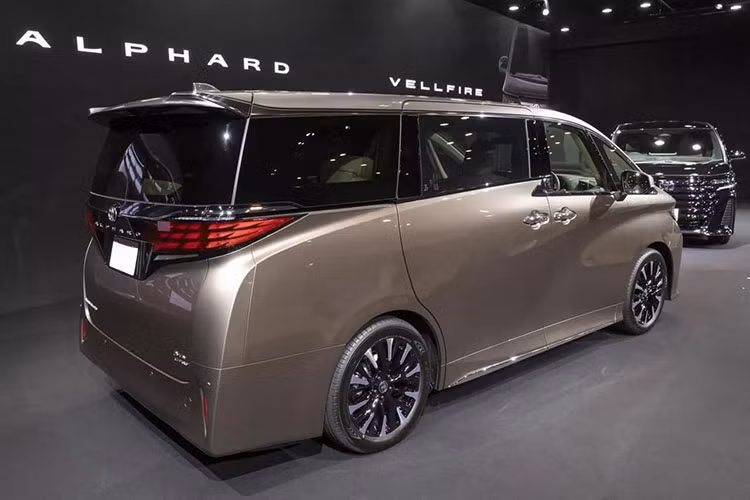 Dự đoán, Toyota Alphard 2024 về Việt Nam sẽ không khác nhiều so với phiên bản quốc tế. Về ngoại hình, xe sở hữu cụm lưới tản nhiệt cỡ lớn, bao phủ gần hết diện tích khu vực phía đầu xe. Bên trong lưới tản nhiệt là những chi tiết mạ crôm, tạo cảm giác cao cấp cho xe. Xe được trang bị cụm LED định vị ban ngày bao gồm 8 đèn mỗi bên và được chia thành 2 tầng.