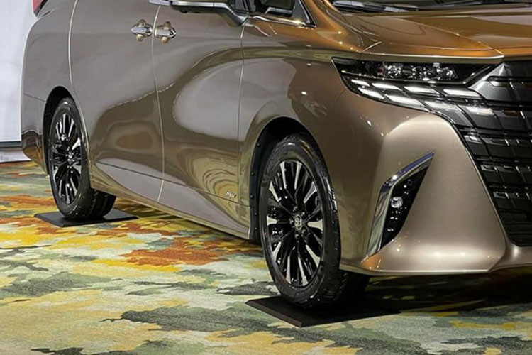 Phần đèn hậu 2 bên của xe được nối với nhau bằng nẹp màu đen bóng ở giữa tích hợp dòng chữ nổi "Alphard" và logo Toyota khổ lớn chạy giữa thay vì dòng chữ cỡ nhỏ đặt góc trái đuôi xe như trước. Thiết kế chữ kiểu mới này có phần giống với Lexus gần đây.