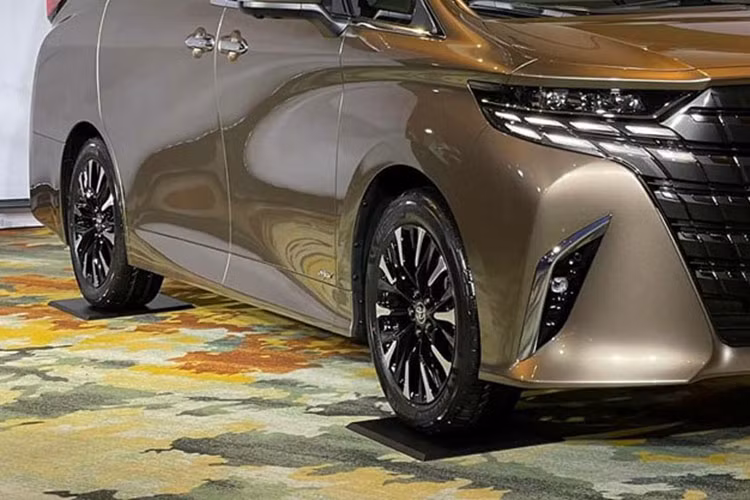 Phần đèn hậu 2 bên của xe được nối với nhau bằng nẹp màu đen bóng ở giữa tích hợp dòng chữ nổi "Alphard" và logo Toyota khổ lớn chạy giữa thay vì dòng chữ cỡ nhỏ đặt góc trái đuôi xe như trước. Thiết kế chữ kiểu mới này có phần giống với Lexus gần đây.