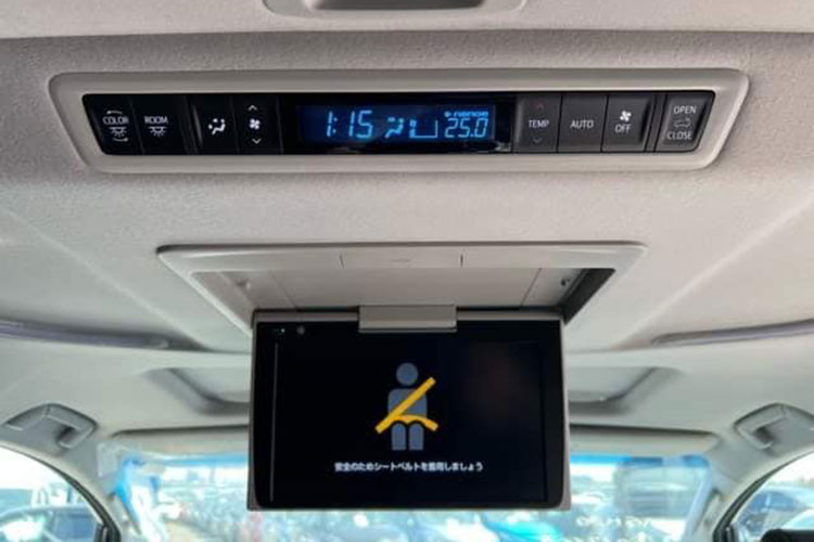 Các trang bị đáng chú ý bao gồm vô lăng 3 chấu tích hợp phím chức năng, bảng đồng hồ kỹ thuật số 12,3 inch, màn hình cảm ứng trung tâm 14 inch dùng chung với xe Lexus, cần số nhỏ gọn, phanh tay điện tử, gương chiếu hậu kỹ thuật số, hệ thống âm thanh vòm JBL 15 loa, màn hình hiển thị thông tin kính lái HUD, màn hình giải trí dành cho hành khách phía sau, cửa sổ trời toàn cảnh và hệ thống đèn viền nội thất... 