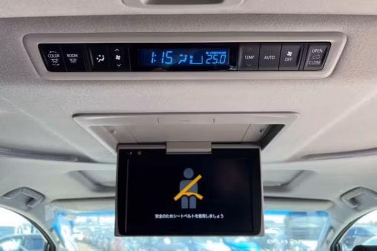 Các trang bị đáng chú ý bao gồm vô lăng 3 chấu tích hợp phím chức năng, bảng đồng hồ kỹ thuật số 12,3 inch, màn hình cảm ứng trung tâm 14 inch dùng chung với xe Lexus, cần số nhỏ gọn, phanh tay điện tử, gương chiếu hậu kỹ thuật số, hệ thống âm thanh vòm JBL 15 loa, màn hình hiển thị thông tin kính lái HUD, màn hình giải trí dành cho hành khách phía sau, cửa sổ trời toàn cảnh và hệ thống đèn viền nội thất... 