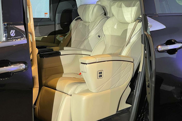 Universal Steps là trang bị hiện đại, lần đầu tiên được xuất hiện trên mẫu xe của Toyota. Trên cột C và trần xe có tay nắm cửa giúp hành khách lên xuống hay ngồi được thuận tiện hơn. Cửa sổ trời trên xe và cửa sổ bên sườn đi kèm thêm rèm che nắng trái/phải. Phiên bản cao cấp nhất được bố trí nội thất 3 hàng ghế với 7 chỗ ngồi.