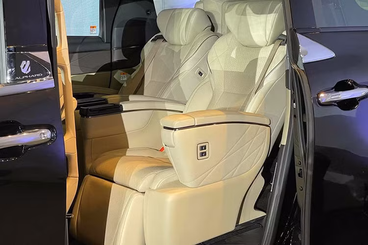 Universal Steps là trang bị hiện đại, lần đầu tiên được xuất hiện trên mẫu xe của Toyota. Trên cột C và trần xe có tay nắm cửa giúp hành khách lên xuống hay ngồi được thuận tiện hơn. Cửa sổ trời trên xe và cửa sổ bên sườn đi kèm thêm rèm che nắng trái/phải. Phiên bản cao cấp nhất được bố trí nội thất 3 hàng ghế với 7 chỗ ngồi.