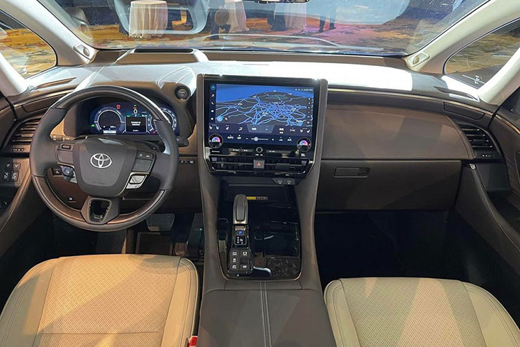 Để giảm thiểu tiếng ồn trên xe, Toyota đã tối ưu hóa thiết kế của nắp ca-pô, gương ngoại thất và cột A, bên cạnh đó hãng còn trang bị lốp giảm tiếng ồn cho xe. Bên trong khoang cabin của Toyota Alphard 2024 được trang bị đầy đủ các tiện ích không khác gì xe sang Lexus.