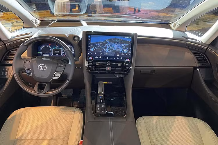 Để giảm thiểu tiếng ồn trên xe, Toyota đã tối ưu hóa thiết kế của nắp ca-pô, gương ngoại thất và cột A, bên cạnh đó hãng còn trang bị lốp giảm tiếng ồn cho xe. Bên trong khoang cabin của Toyota Alphard 2024 được trang bị đầy đủ các tiện ích không khác gì xe sang Lexus.