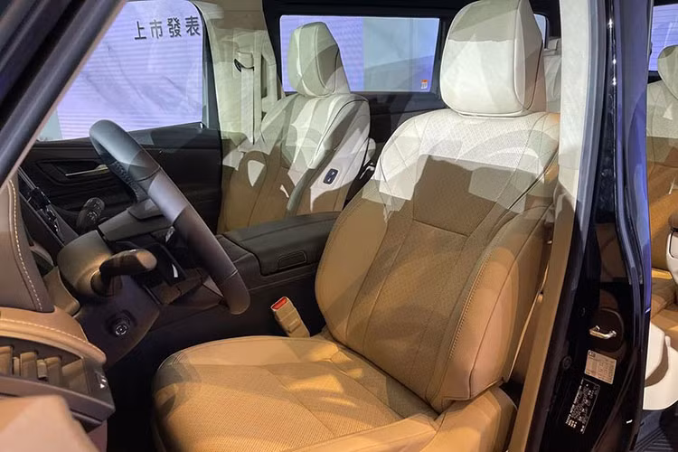 Xe sở hữu cấu hình 3 hàng ghế với 7 chỗ ngồi. Riêng hàng ghế giữa của xe sẽ đi kèm 2 ghế cơ trưởng. Mỗi hàng ghế có hai bảng điều khiển cảm ứng độc lập. Dự kiến từ nay đến năm 2024, xe sẽ có thêm phiên bản 8 chỗ với ghế liền ở giữa. Ở thế hệ mới, Alphard được trang bị bệ bước chân chỉnh điện Universal Steps.