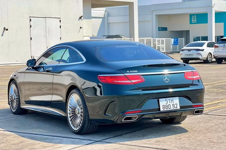Bỏ ra số tiền 4,77 tỷ đồng, khách hàng sẽ nhận về 1 chiếc Mercedes-Benz S400 Coupe 4Matic có thiết kế 2+2 và hệ truyền động là khối động cơ V6, dung tích 3.0 lít, tăng áp đầy mạnh mẽ.