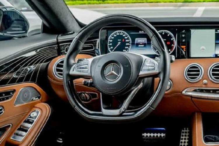 So với vài chiếc xe Mercedes-Benz S400 Coupe 4Matic khác được nhập về nước, điểm ấn tượng của chiếc xe đang được rao bán 4,77 tỷ đồng chính là ngoại thất được sơn màu xanh Emerald Green, hay còn được nhiều người gọi là xanh lục bảo.