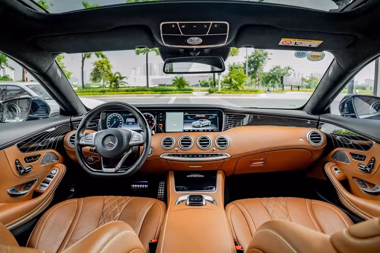 Điều ấn tượng chính là việc cách đây 4 năm, xe cũng từng được rao bán với giá hơn 4,7 tỷ đồng, như vậy, đây có thể xem là chiếc xe sang giữ giá tốt nhất tại thị trường Việt Nam, khi 3 năm trôi qua, giá xe Mercedes-Benz S400 Coupe 4Matic 2017 không bị ảnh hưởng nhiều.