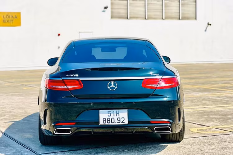 Cụ thể, xe sẽ sản sinh ra công suất tối đa 367 mã lực tại vòng tua máy từ 5.500 6.000 vòng/phút và mô-men xoắn cực đại 500nm tại dải vòng tua máy từ 1.800 – 4.500 vòng/phút. Sức mạnh được truyền xuống bốn bánh (4Matic), thông qua hộp số tự động 7 cấp (7G-Tronic).