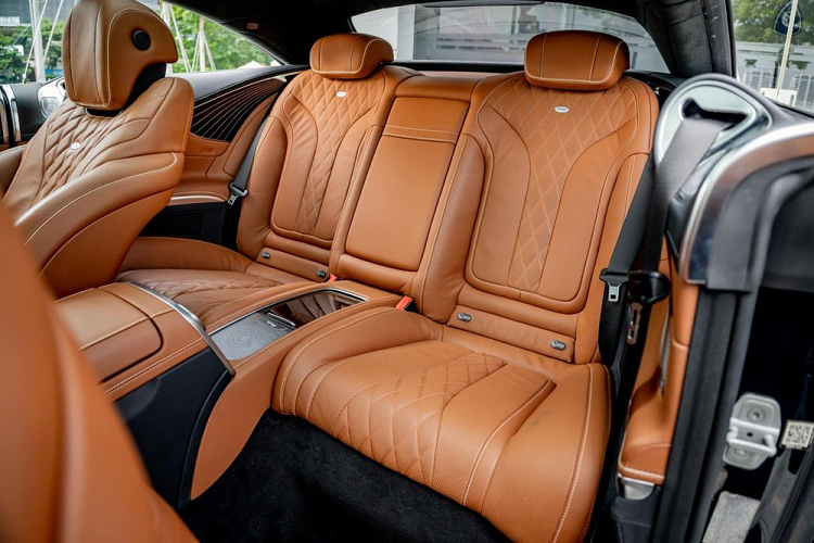 Ngoài ra, ngoại thất xe còn có nhiều chi tiết mạ crôm sáng bóng bao gồm luôn bộ la-zăng, nội thất xe có màu nâu đậm. Thông tin từ người bán cho hay, chiếc xe thể thao hạng sang Mercedes-Benz S400 Coupe 4Matic màu xanh lục bảo độc nhất Việt Nam đã đi được hơn 25.000 km.