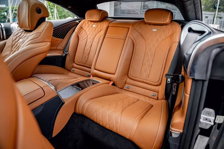 Ngoài ra, ngoại thất xe còn có nhiều chi tiết mạ crôm sáng bóng bao gồm luôn bộ la-zăng, nội thất xe có màu nâu đậm. Thông tin từ người bán cho hay, chiếc xe thể thao hạng sang Mercedes-Benz S400 Coupe 4Matic màu xanh lục bảo độc nhất Việt Nam đã đi được hơn 25.000 km.