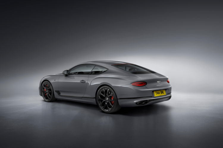 Như vậy, phiên bản này không mạnh hơn chiếc xe Bentley Continental GT V8 của Đàm Thu Trang vợ tay chơi siêu xe Cường Đô la, nhưng Bentley Continental GT S V8 2023 đã được trang bị ống xả thể thao giúp âm thanh phát ra sau mỗi lần bức tốc ấn tượng hơn.